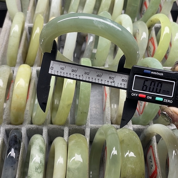 蛇纹石玉未镶嵌手镯385