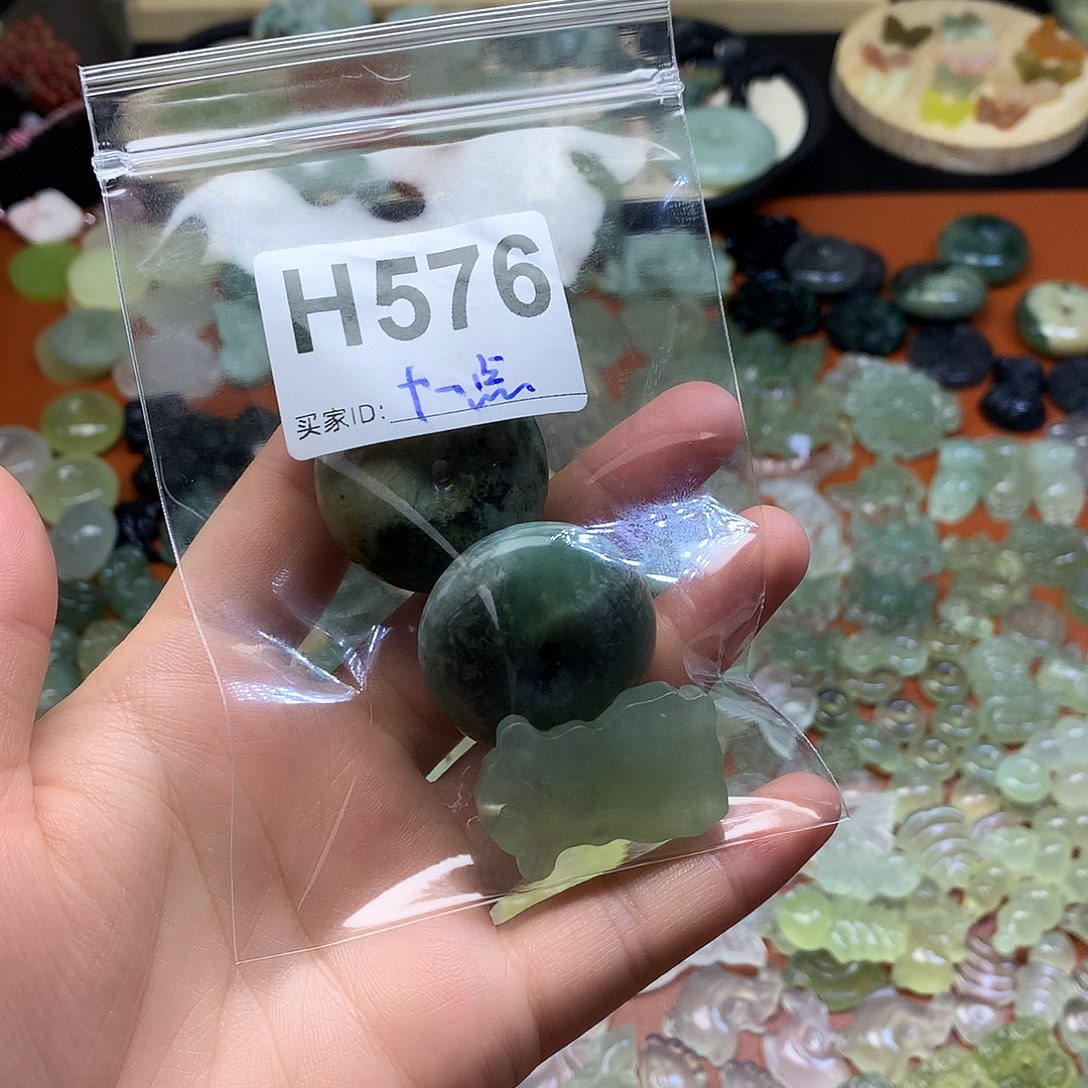 十***姐蛇纹石玉未镶嵌颈饰