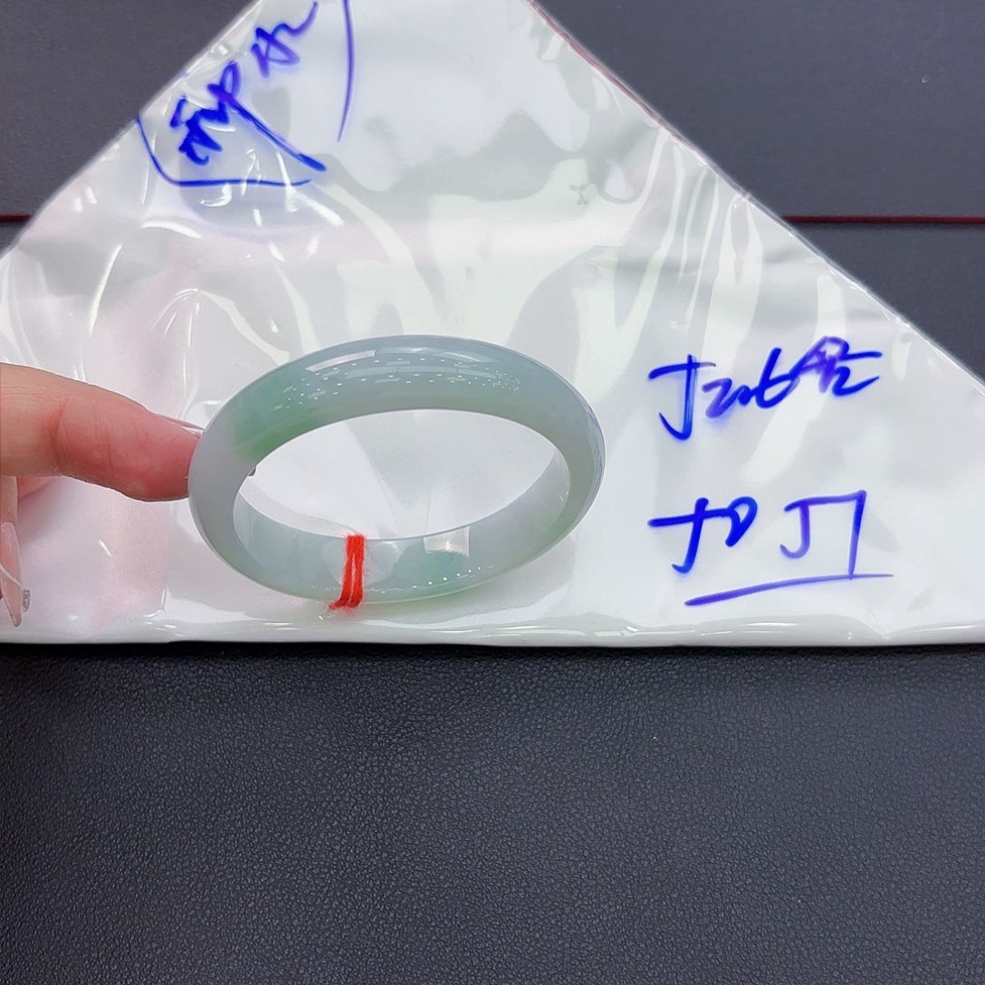 翡翠手镯未镶嵌手镯