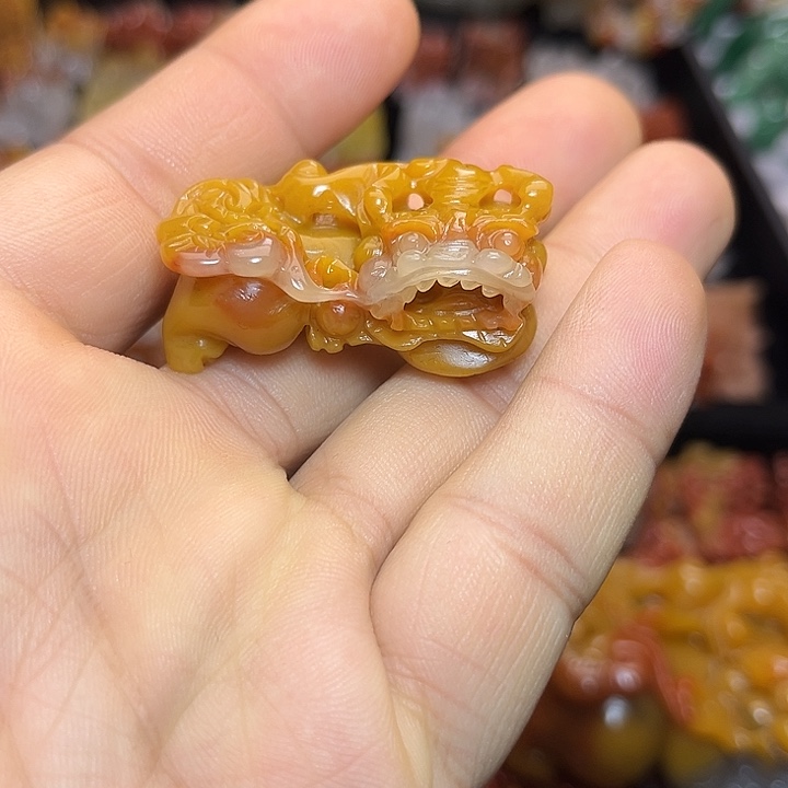 石英质玉（黄龙玉）颈饰未镶嵌