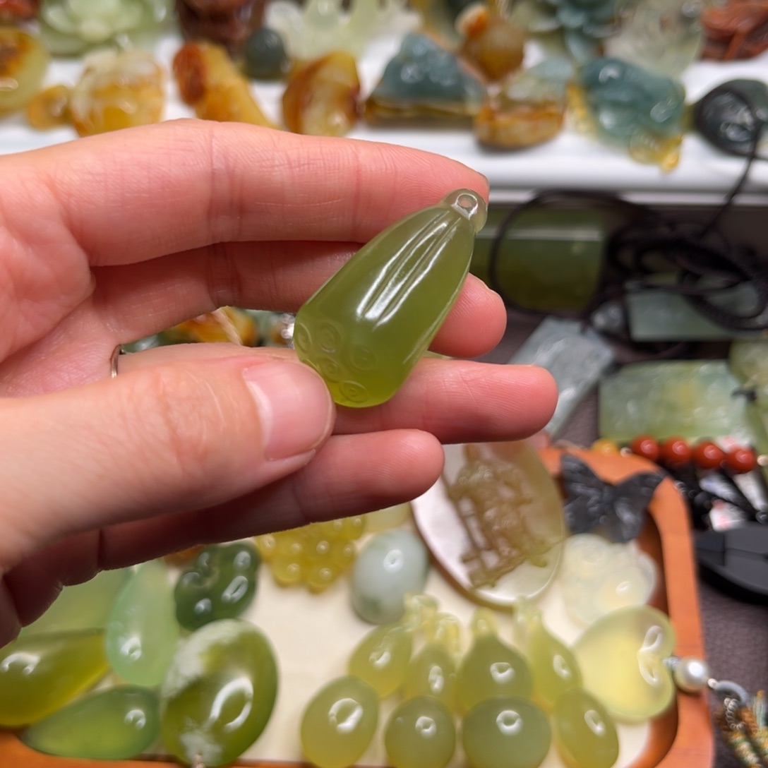 一***玺蛇纹石玉未镶嵌珠宝奇石