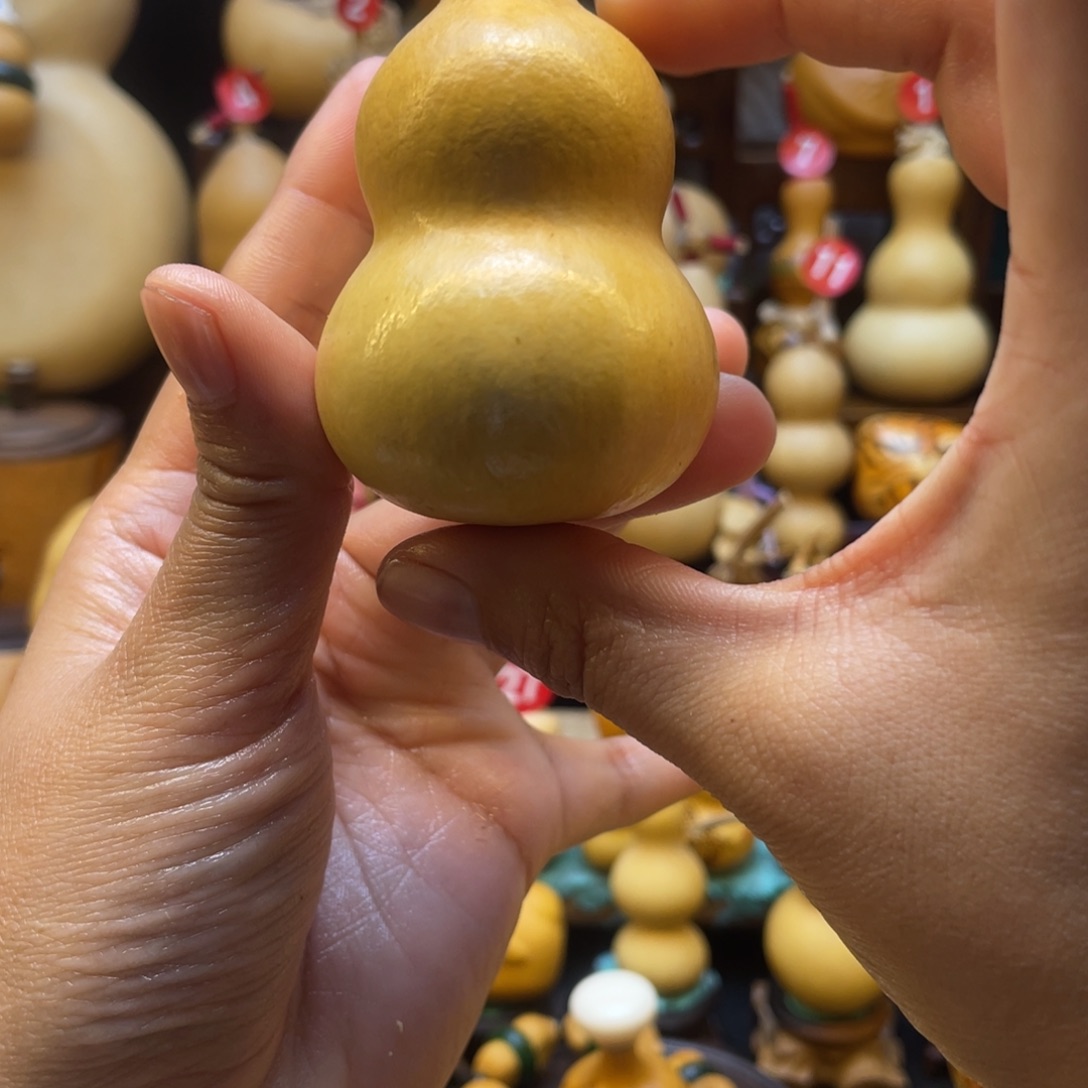 ?**?葫芦等多种颜色的花鸟画作品被