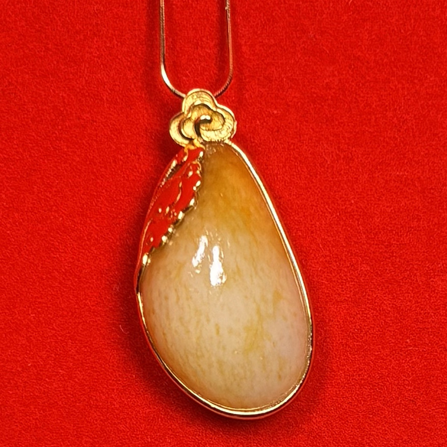 【足金镶嵌吊坠】 新疆和田玉 黄沁白玉原石 重17克 尺寸33*20*15