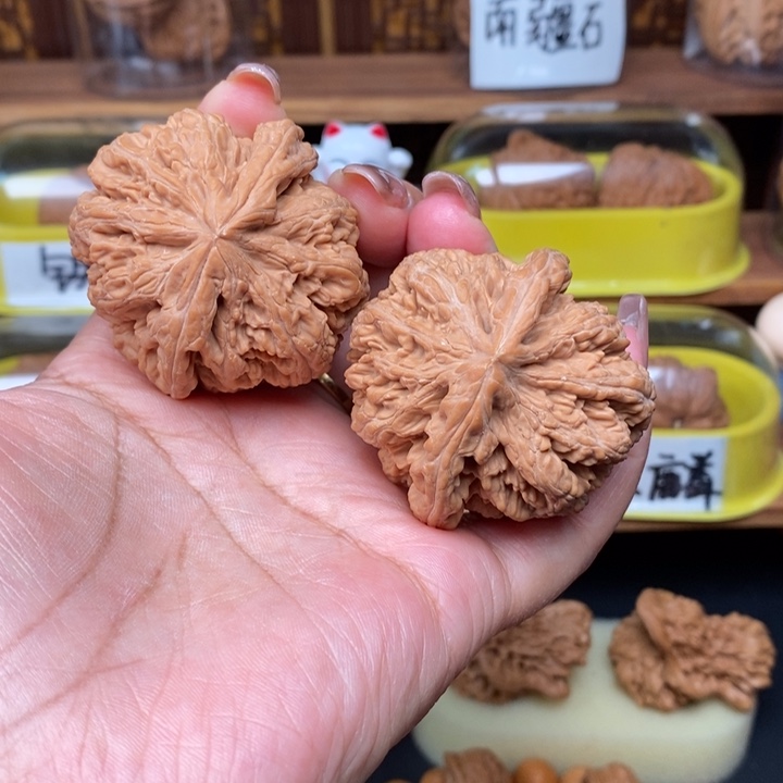 文玩核桃吊坠m****k47全品粗筋