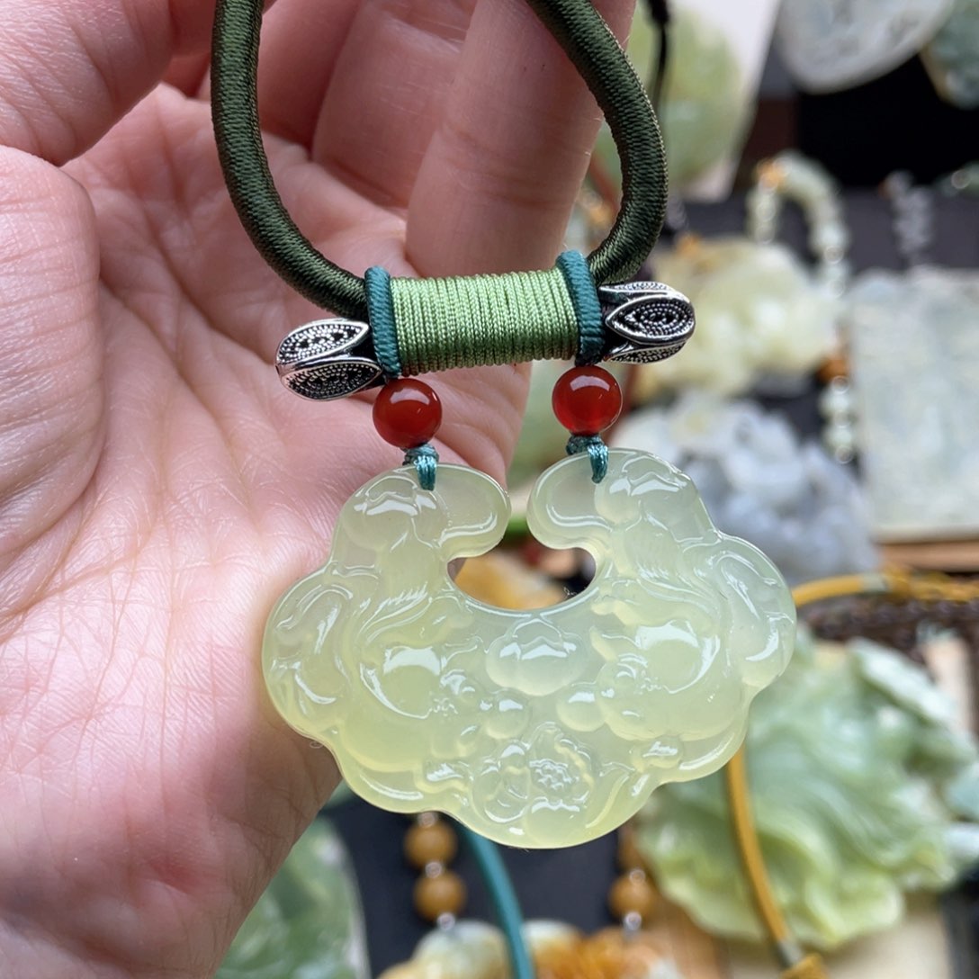 蛇纹石玉颈饰未镶嵌