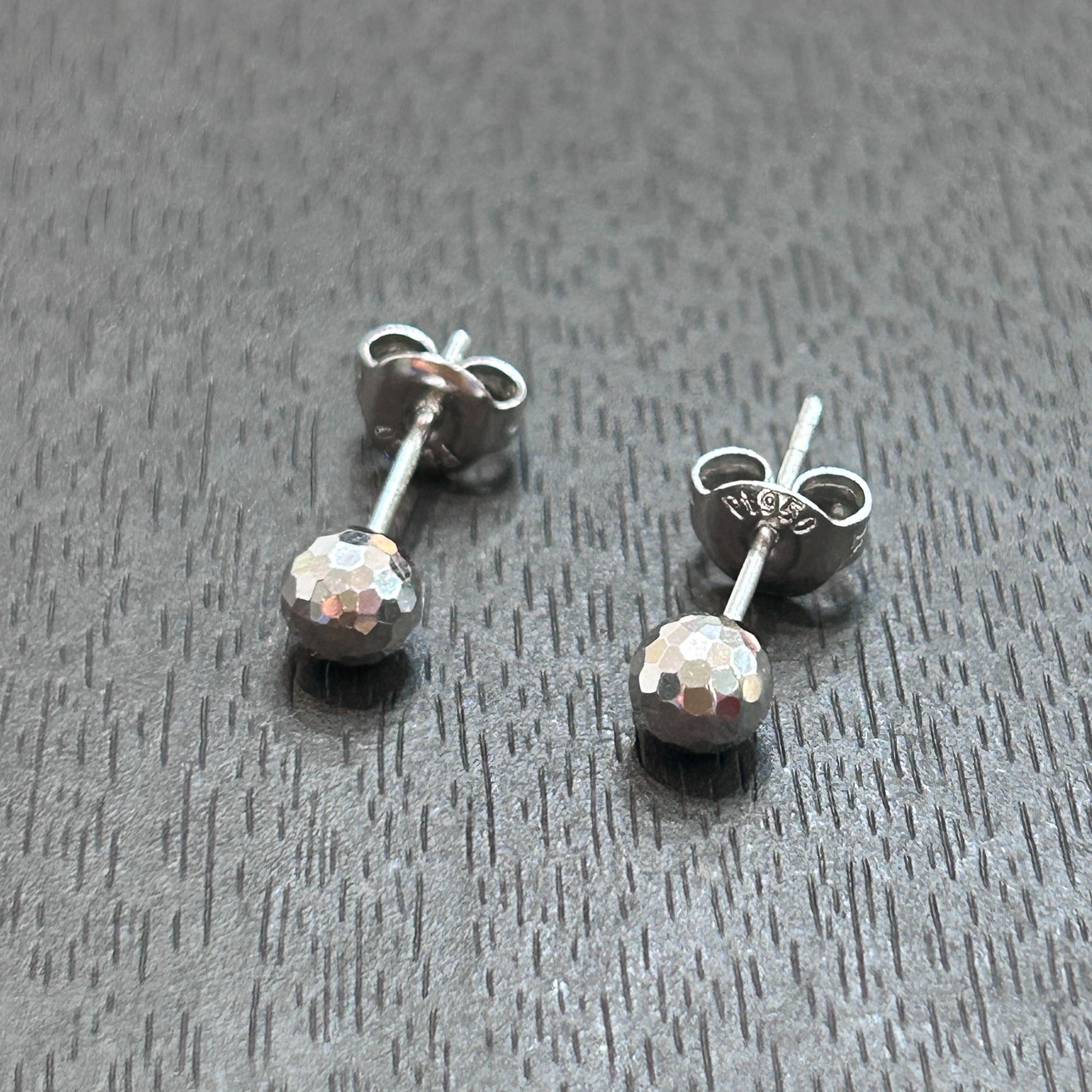 【店长专享】PT950铂金爆闪豆豆卡5MM耳钉BJE104