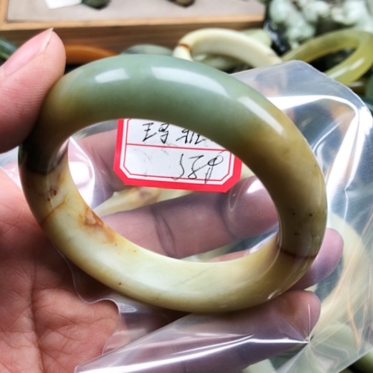 蛇纹石玉手镯未镶嵌玛*修