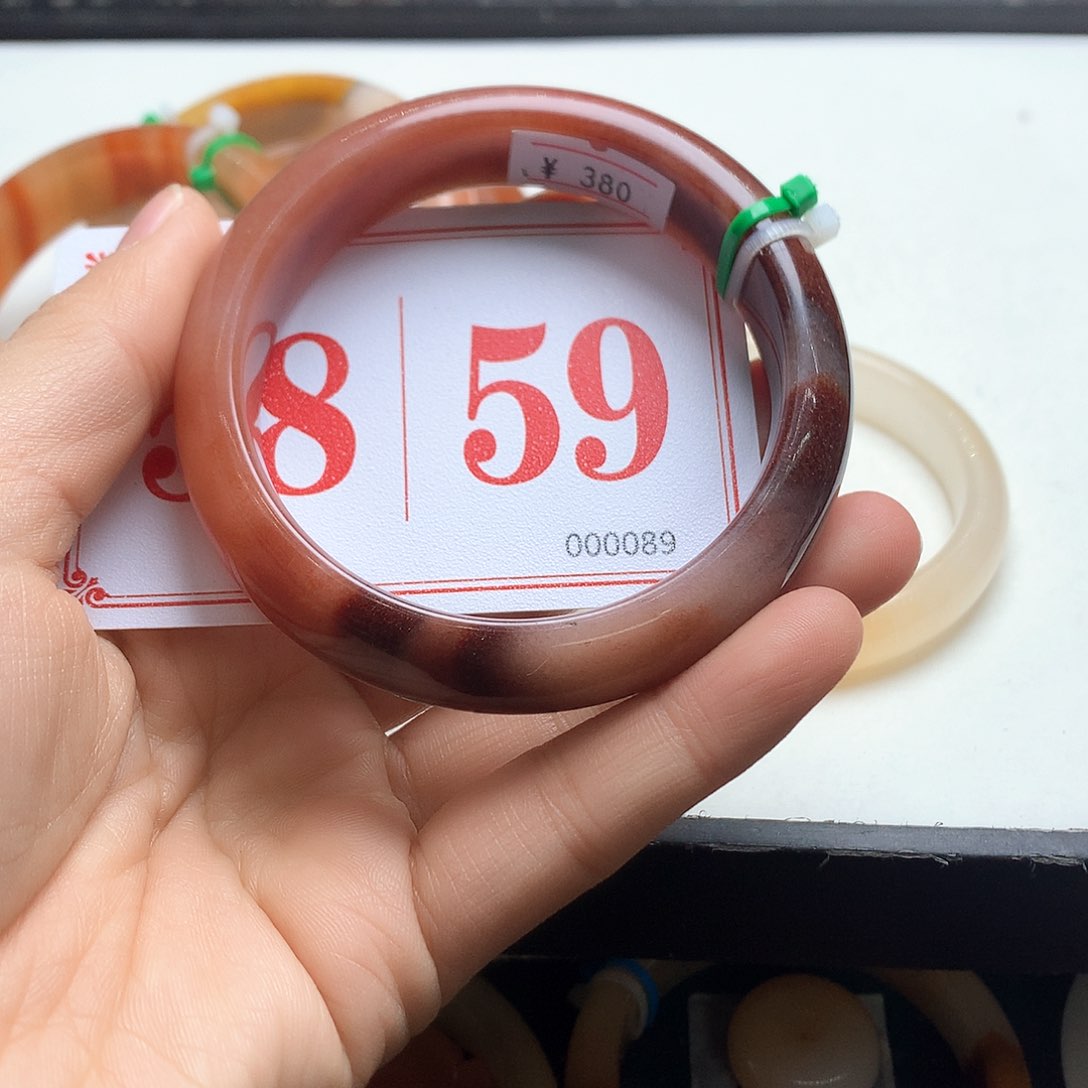 未镶嵌石英质玉（黄龙玉）手镯小****询