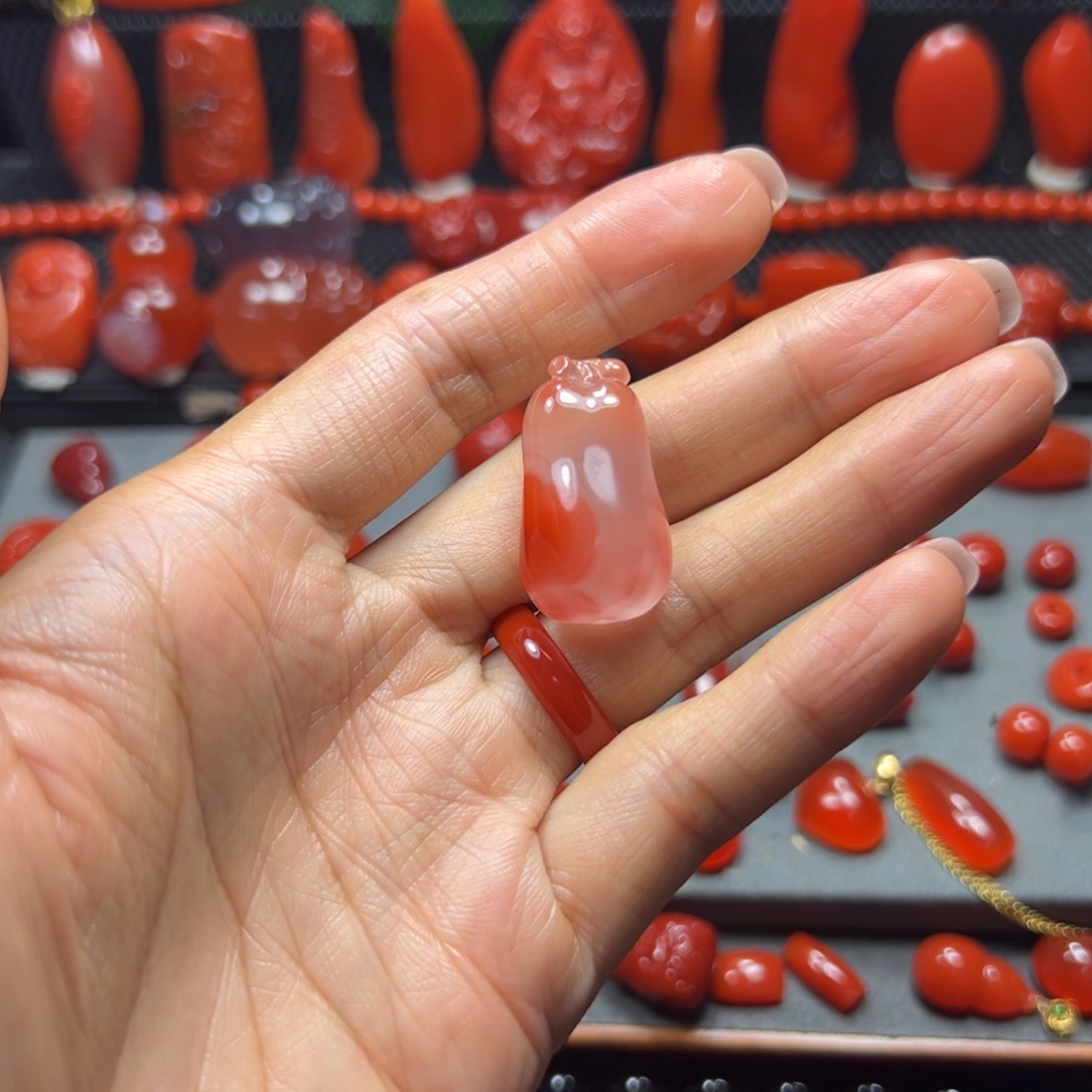 南红玛瑙未镶嵌珠宝奇石