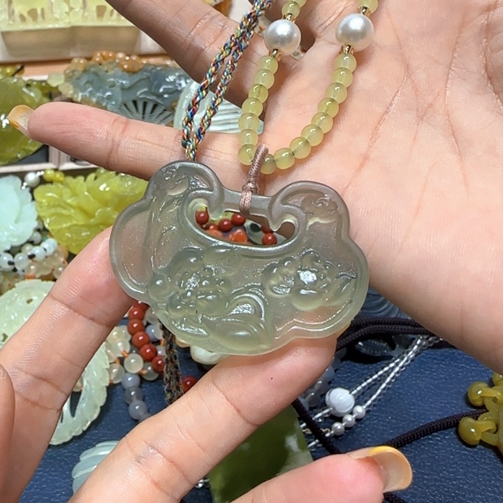 未镶嵌蛇纹石玉吊坠