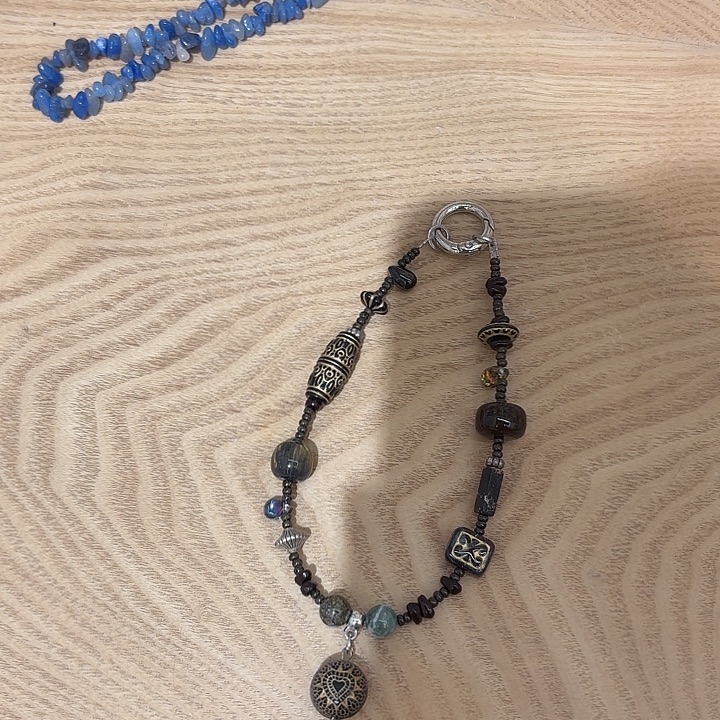 手作黑色设计款手机挂件