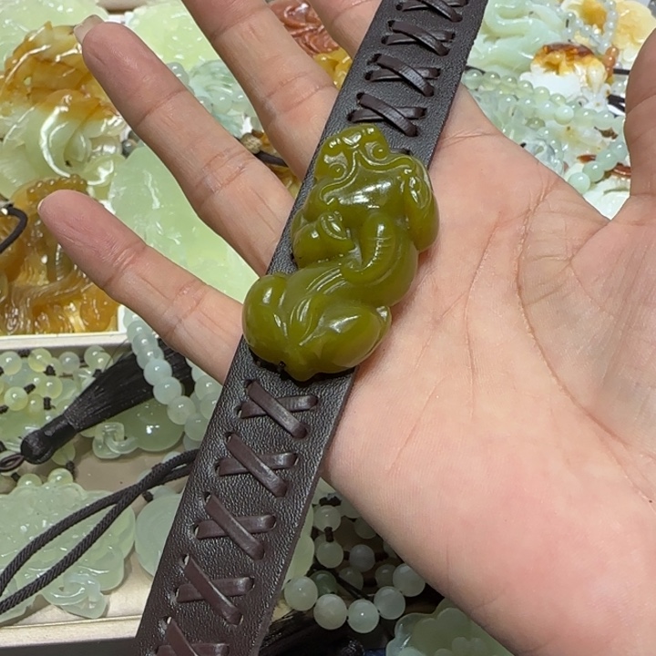 蛇纹石玉吊坠未镶嵌一**子