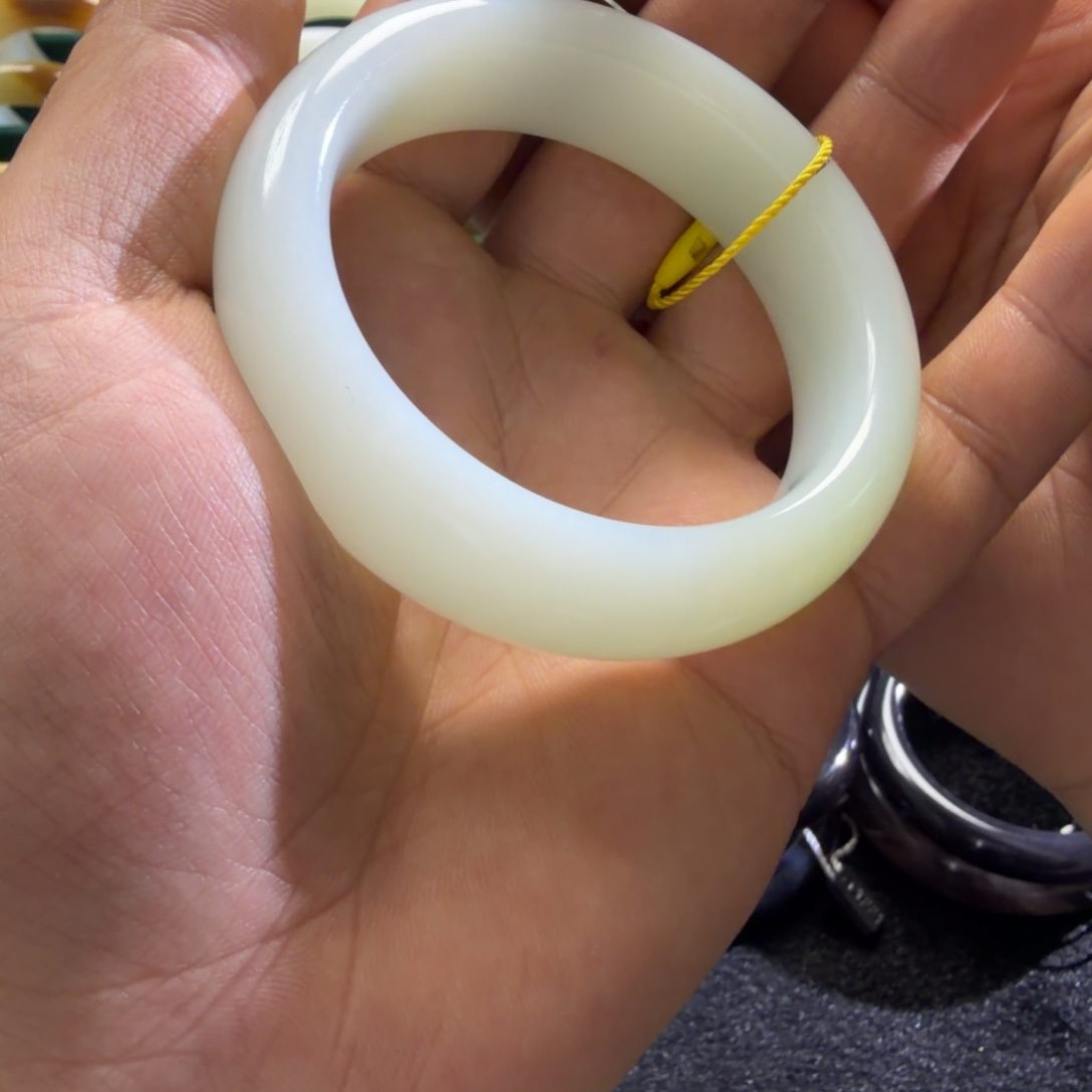 和田玉未镶嵌手镯