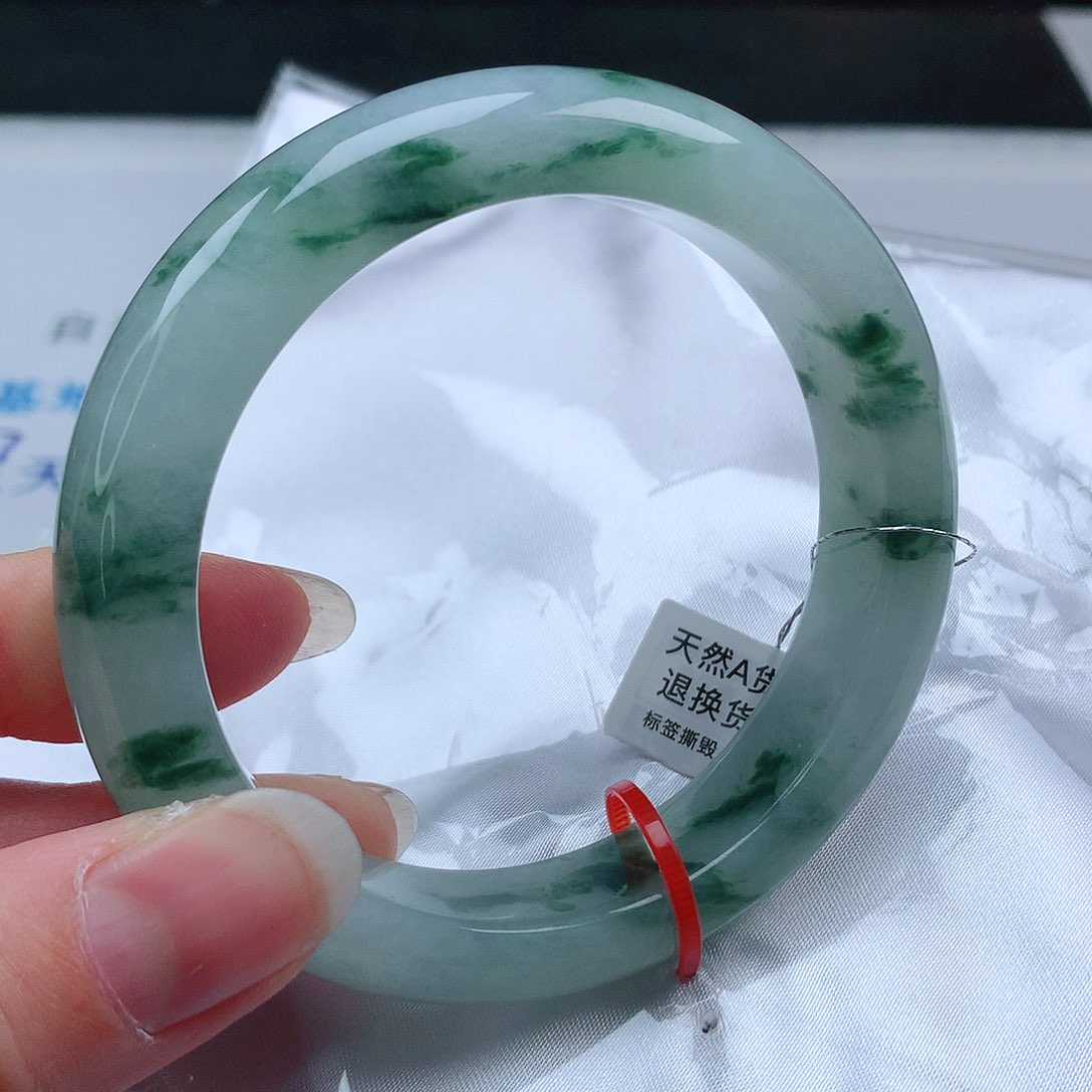 翡翠手镯未镶嵌60圈