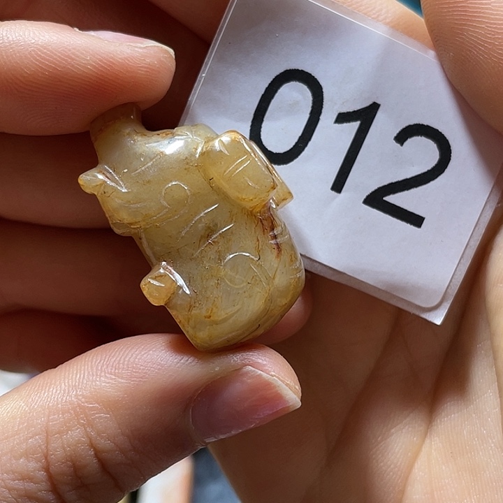 和田玉颈饰未镶嵌命****。