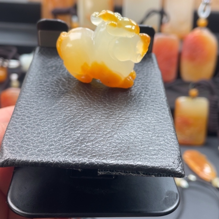 石英质玉（黄龙玉）合金颈饰