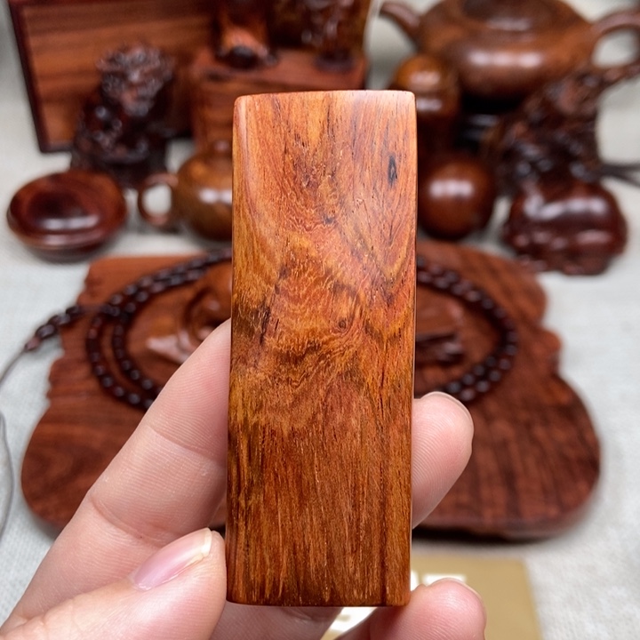 花梨木类端景台12.9克左右随形牌子