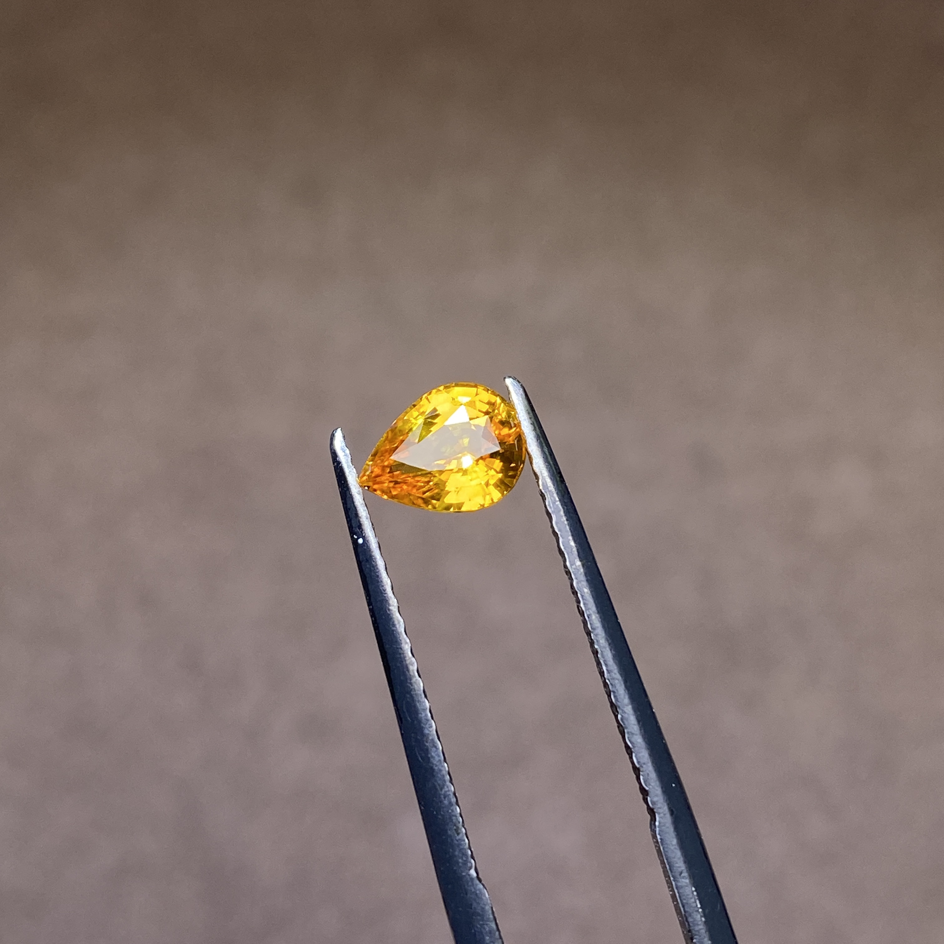 25B061 有烧黄色蓝宝石 1.03克拉