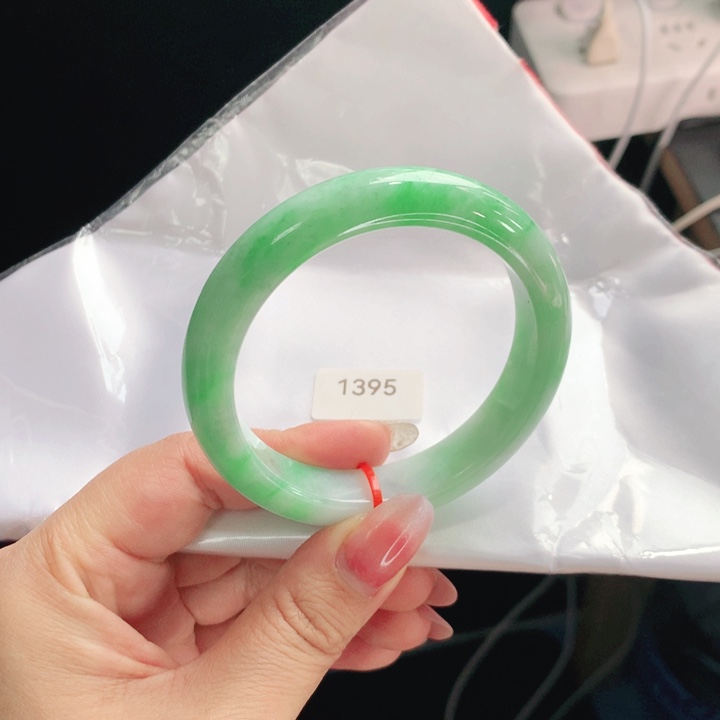 翡翠未镶嵌手镯03。