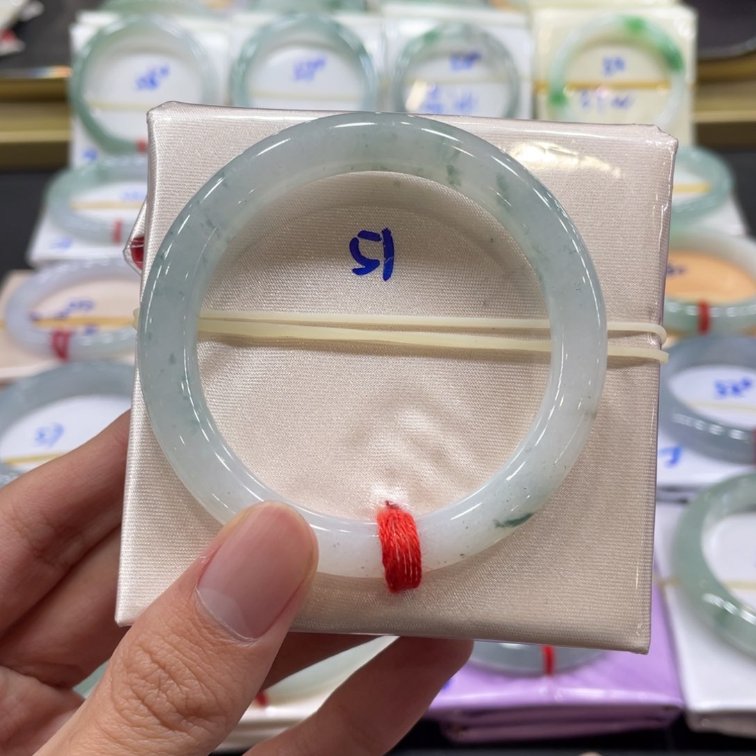 翡翠手镯未镶嵌翡翠手镯