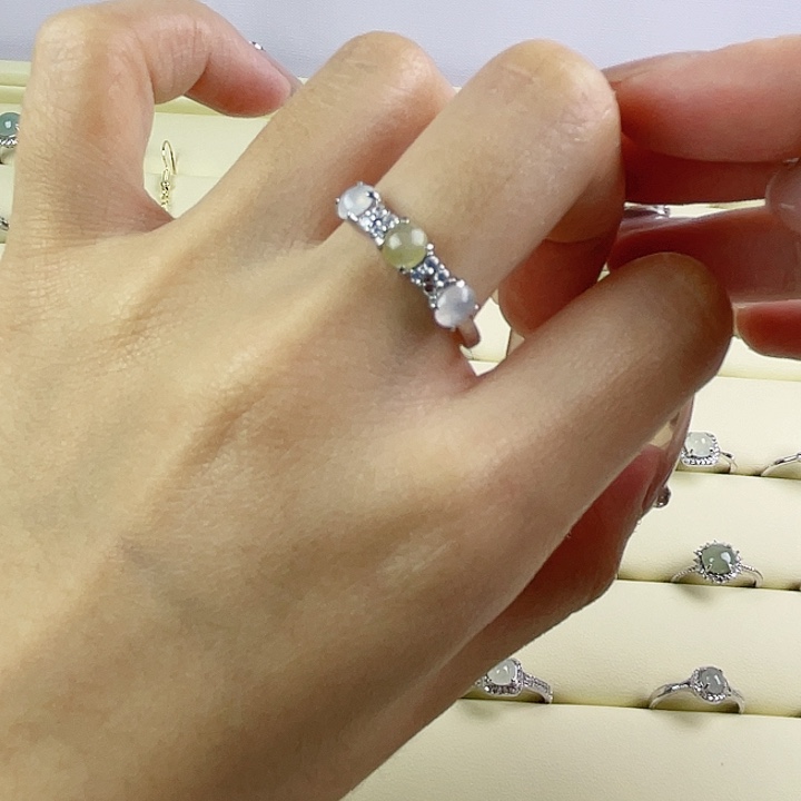 翡翠未镶嵌颈饰戒指