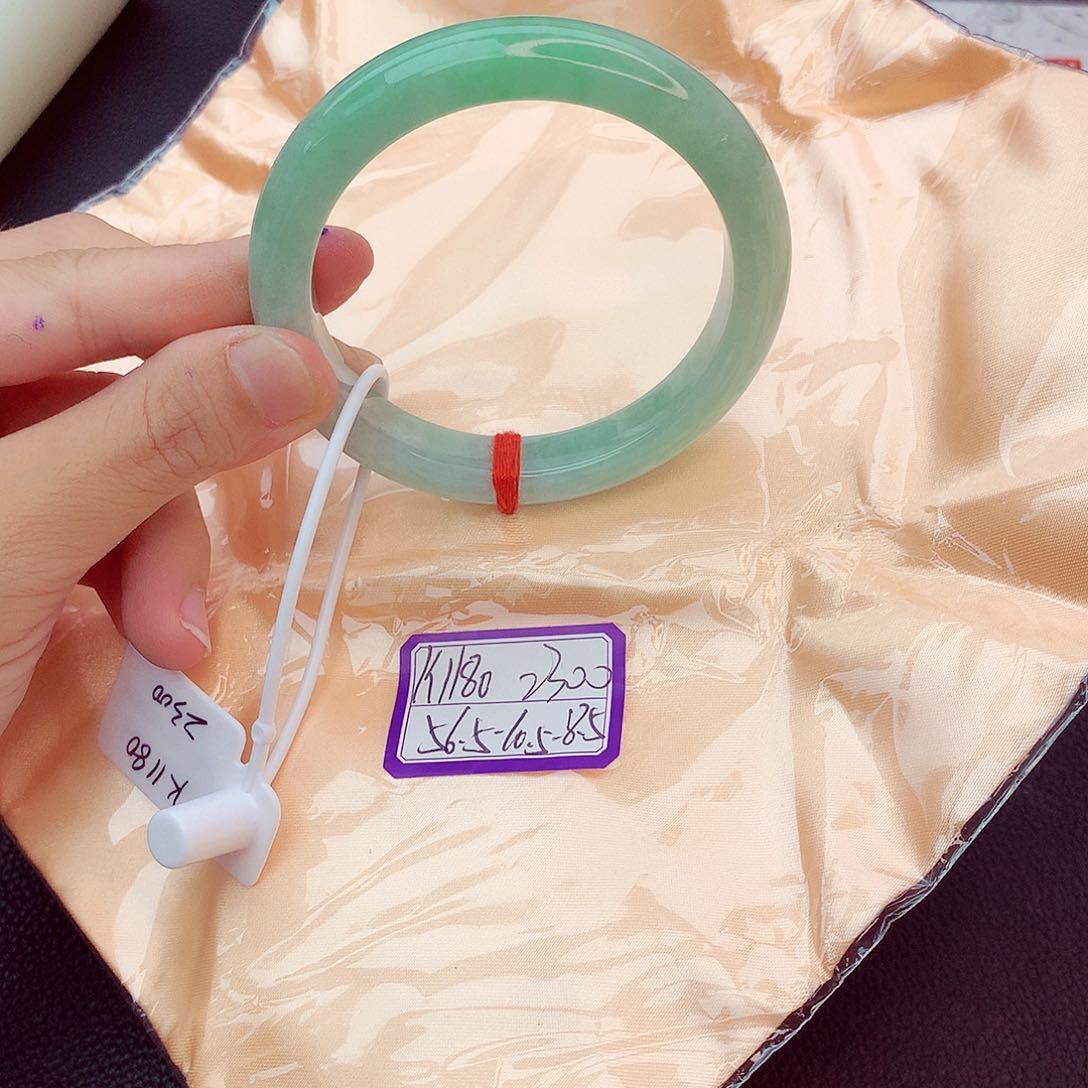 翡翠手镯未镶嵌翡翠