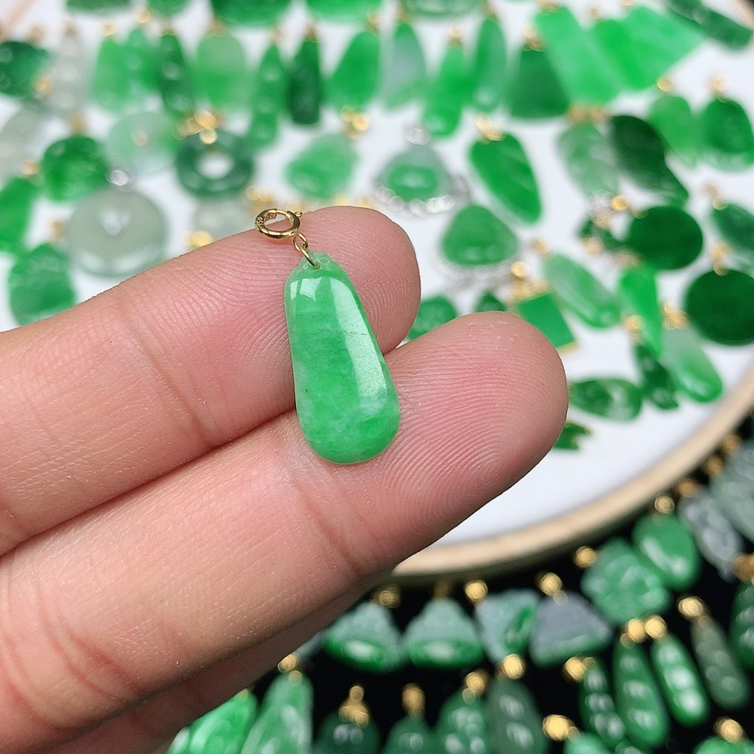 翡翠配石18K金扣头 小巧精美飘阳绿小福瓜