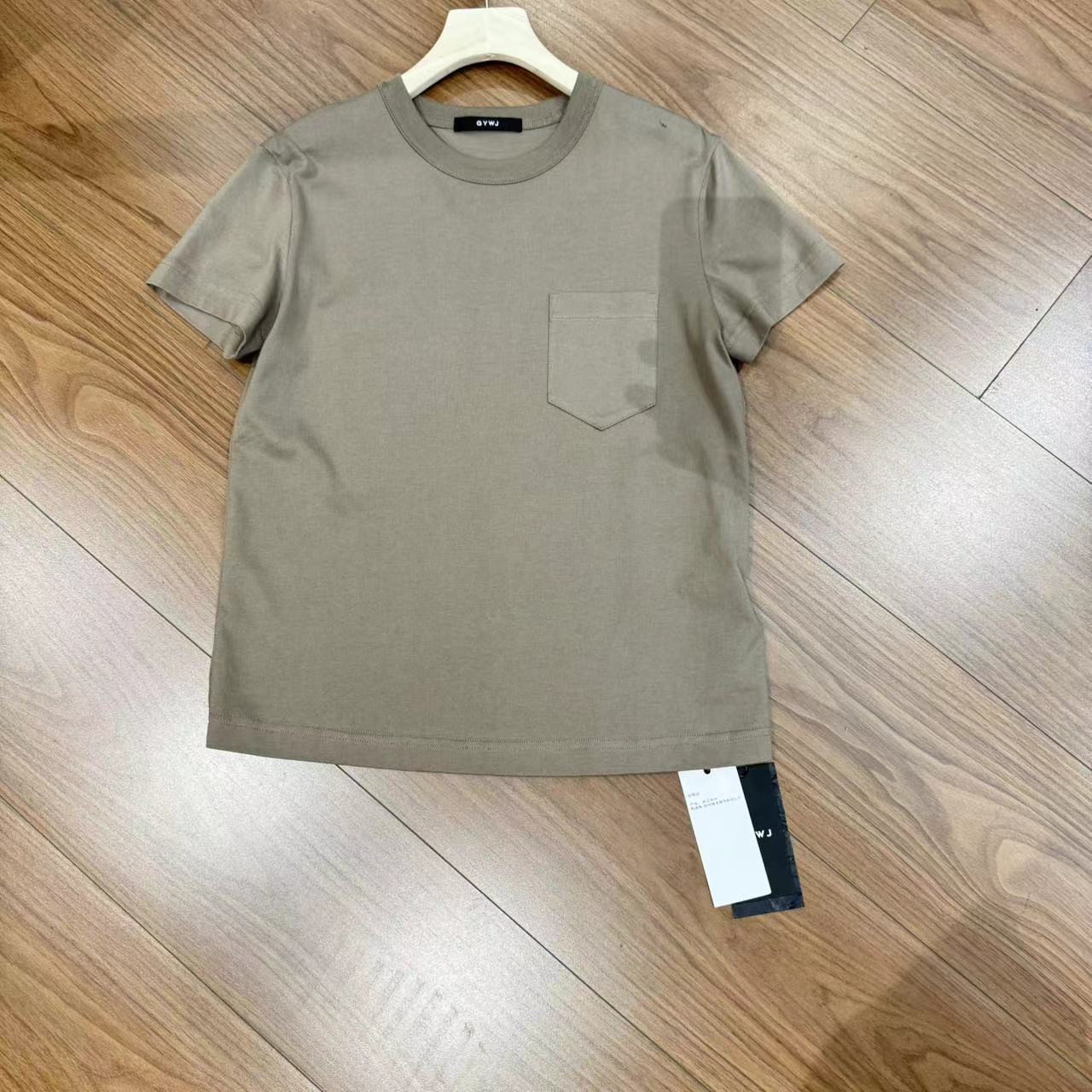 米姗高品质简单舒适单口袋纯色短袖