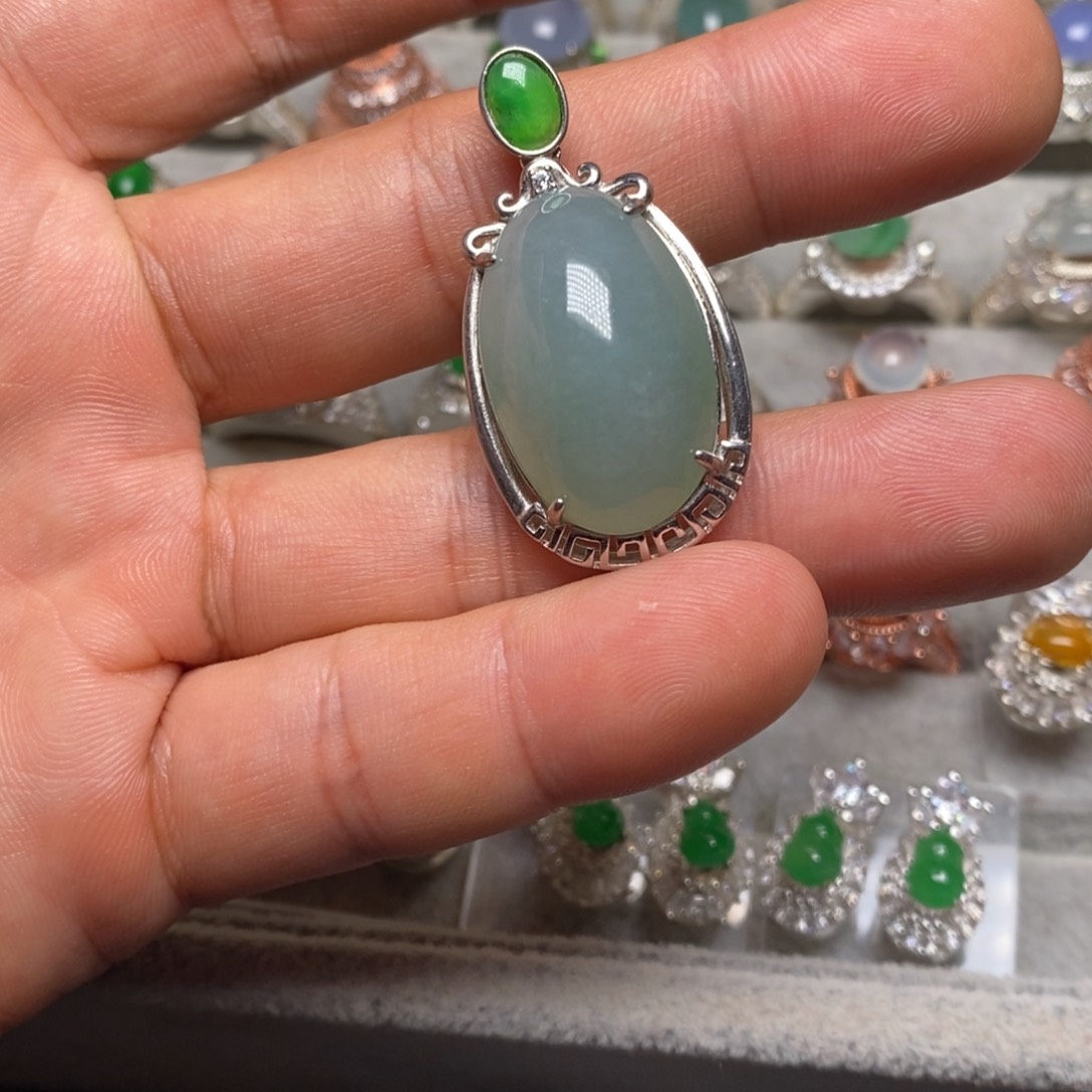 翡翠颈饰未镶嵌吊坠