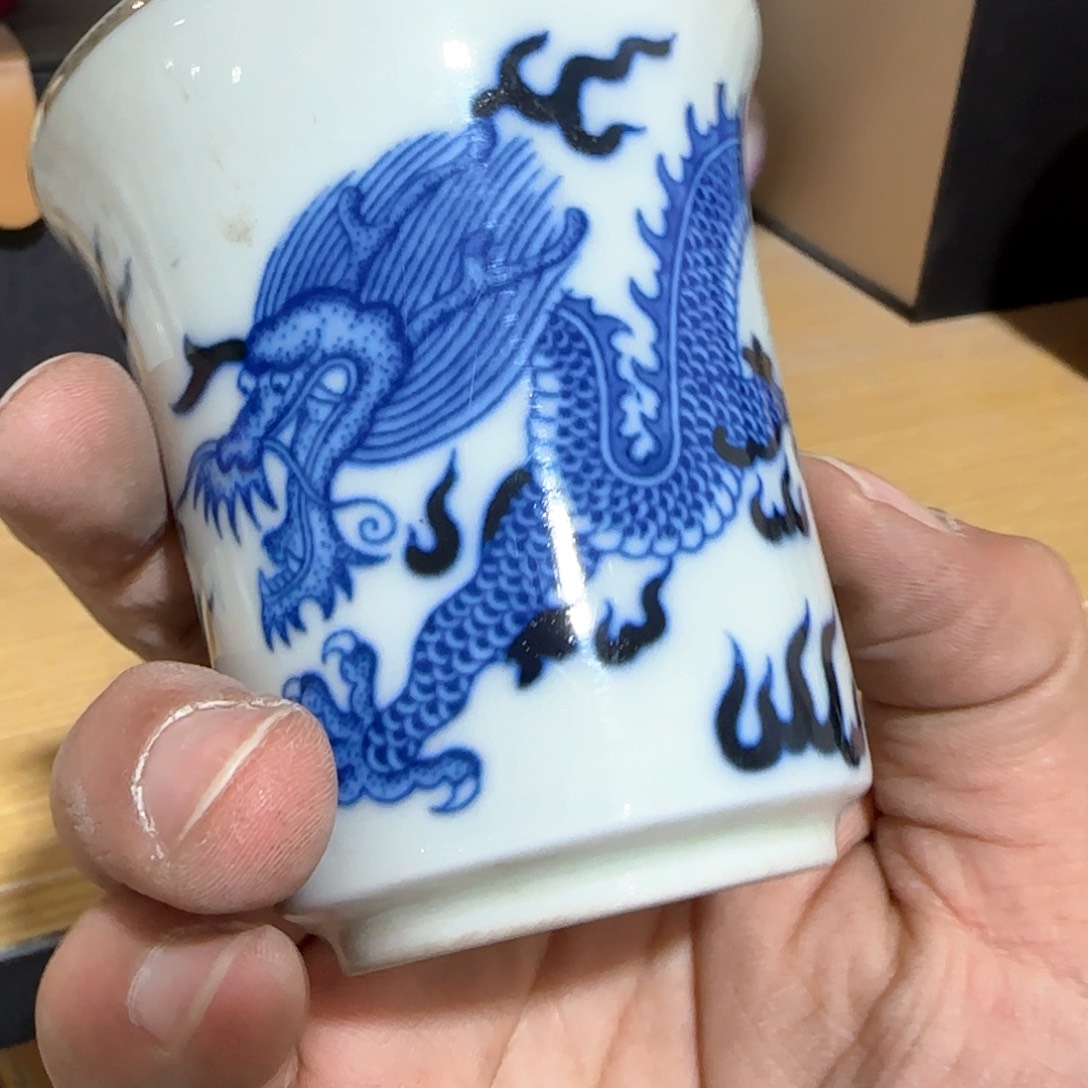 瓷片瓷器上还有两条长带及部分长柱