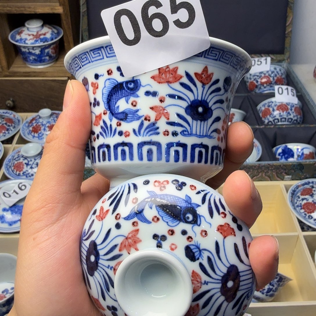 青花釉里红鱼藻盖碗