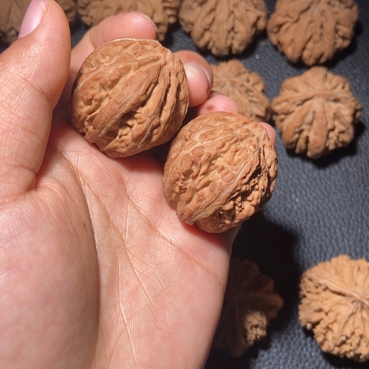 文玩核桃把件秦岭野生文玩核桃