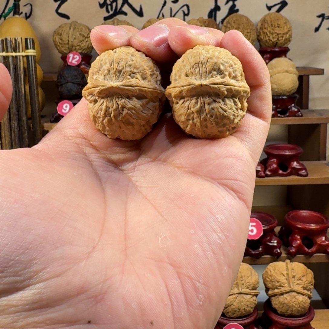 铁核桃把件水龙元宝