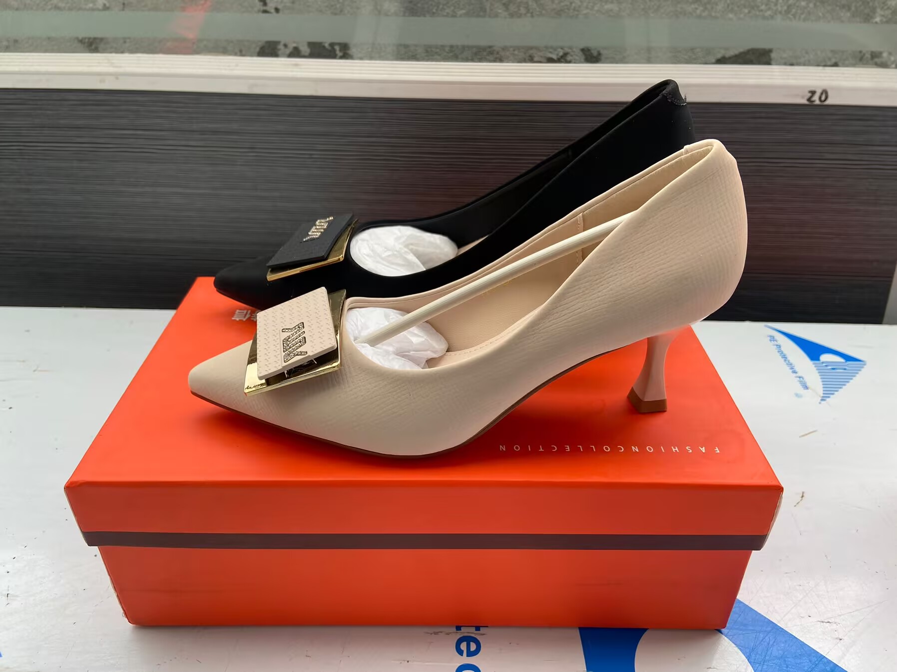 发泡底7厘米小白鞋2024年春季新款轻便舒适不累脚小个子厚底板鞋