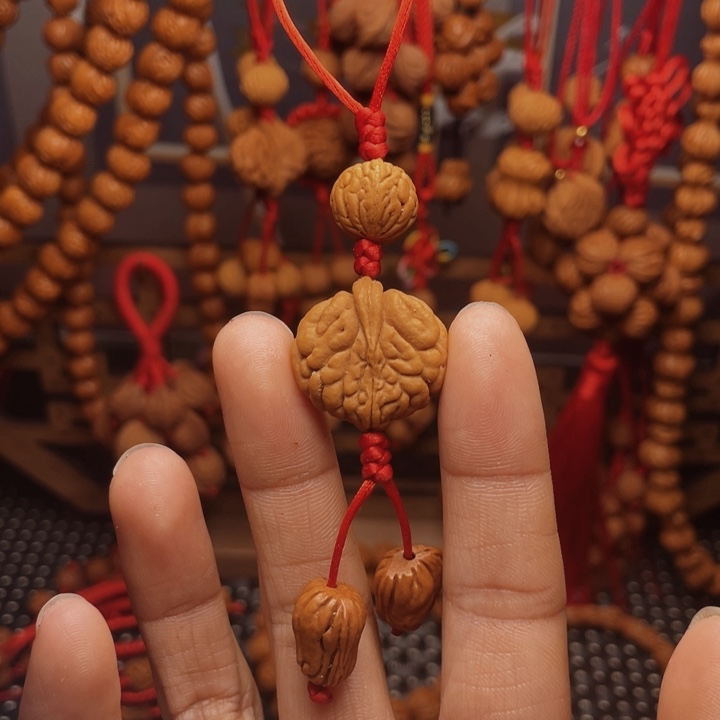 木质类龙纹桃枭挂件