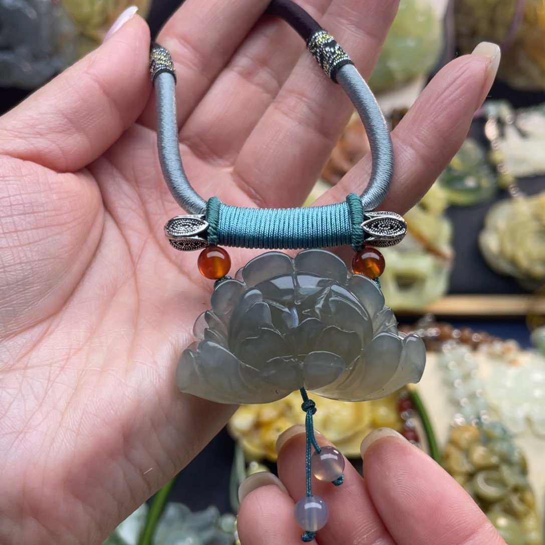 蛇纹石玉颈饰未镶嵌