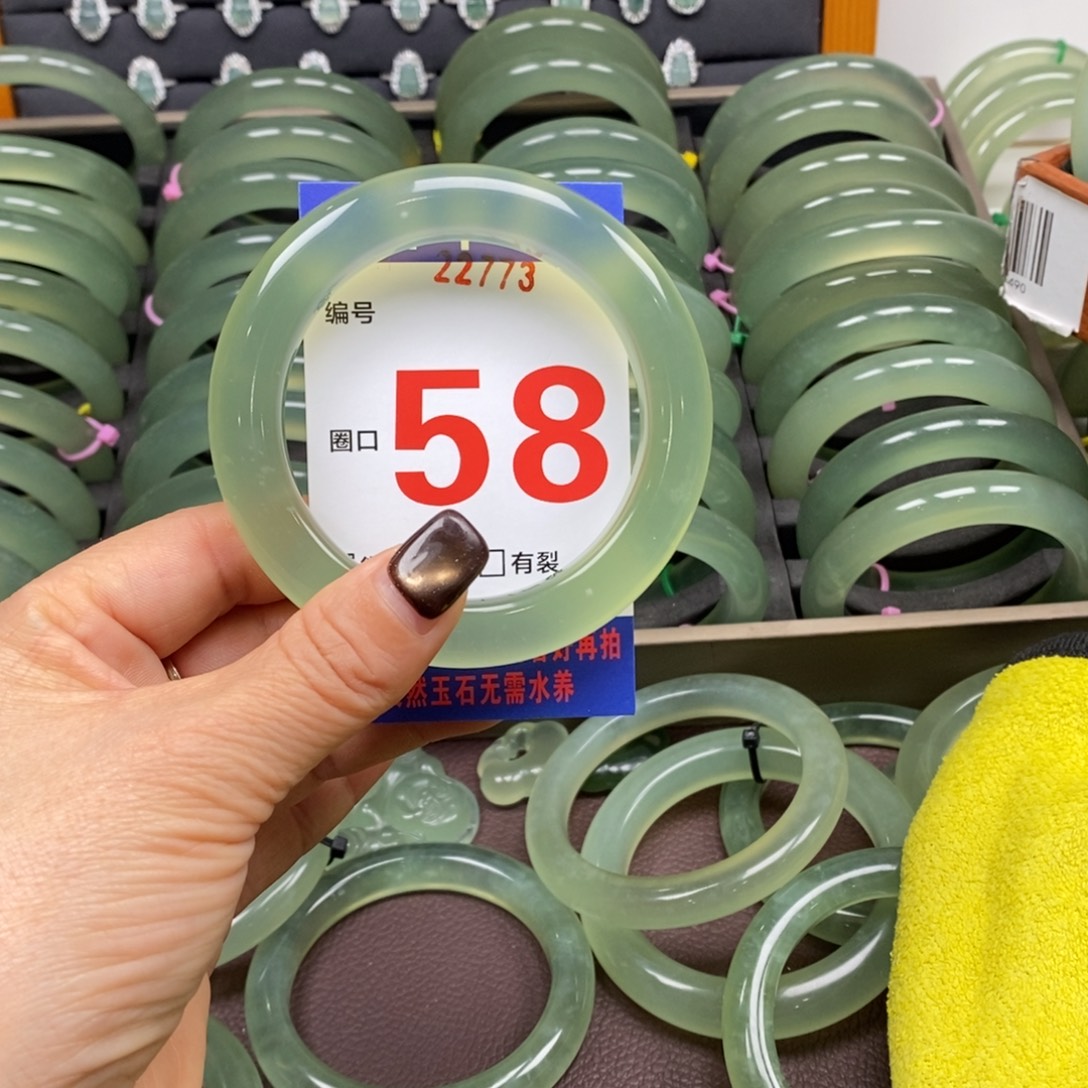 呓***~蛇纹石玉未镶嵌手镯