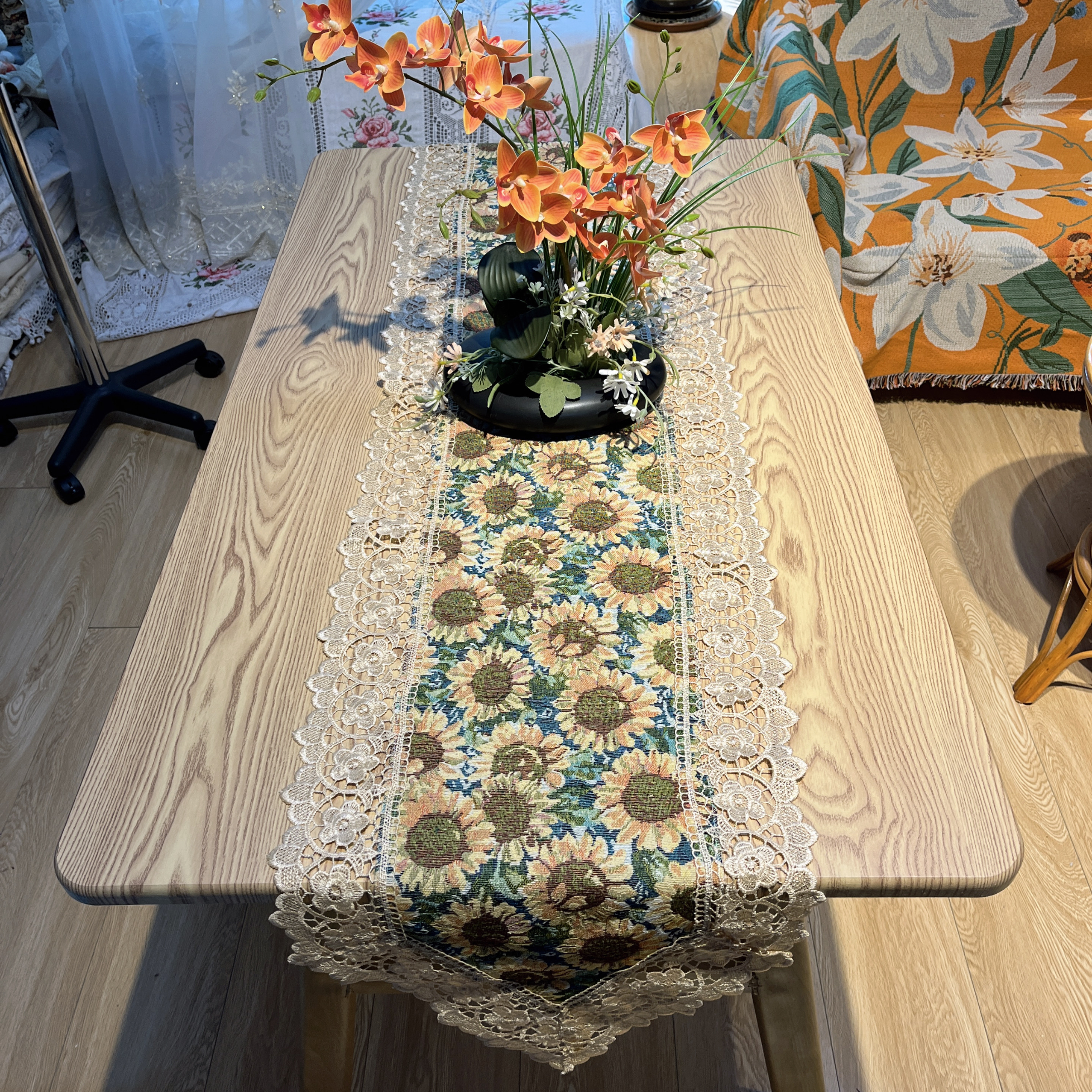 DY250-3-1棉质（40*220cm）绿色向日葵米底花边桌旗