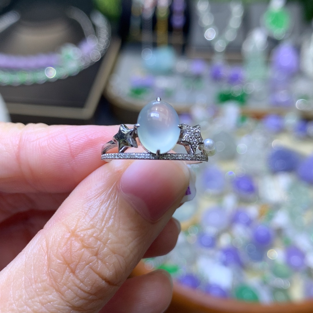 颈饰18K金镶嵌翡翠