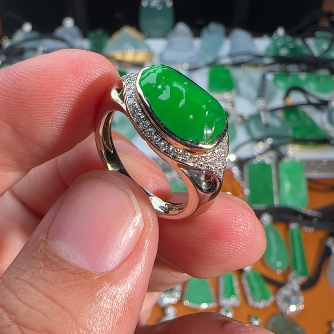 翡翠18K金镶嵌戒指冰阳绿随形戒指