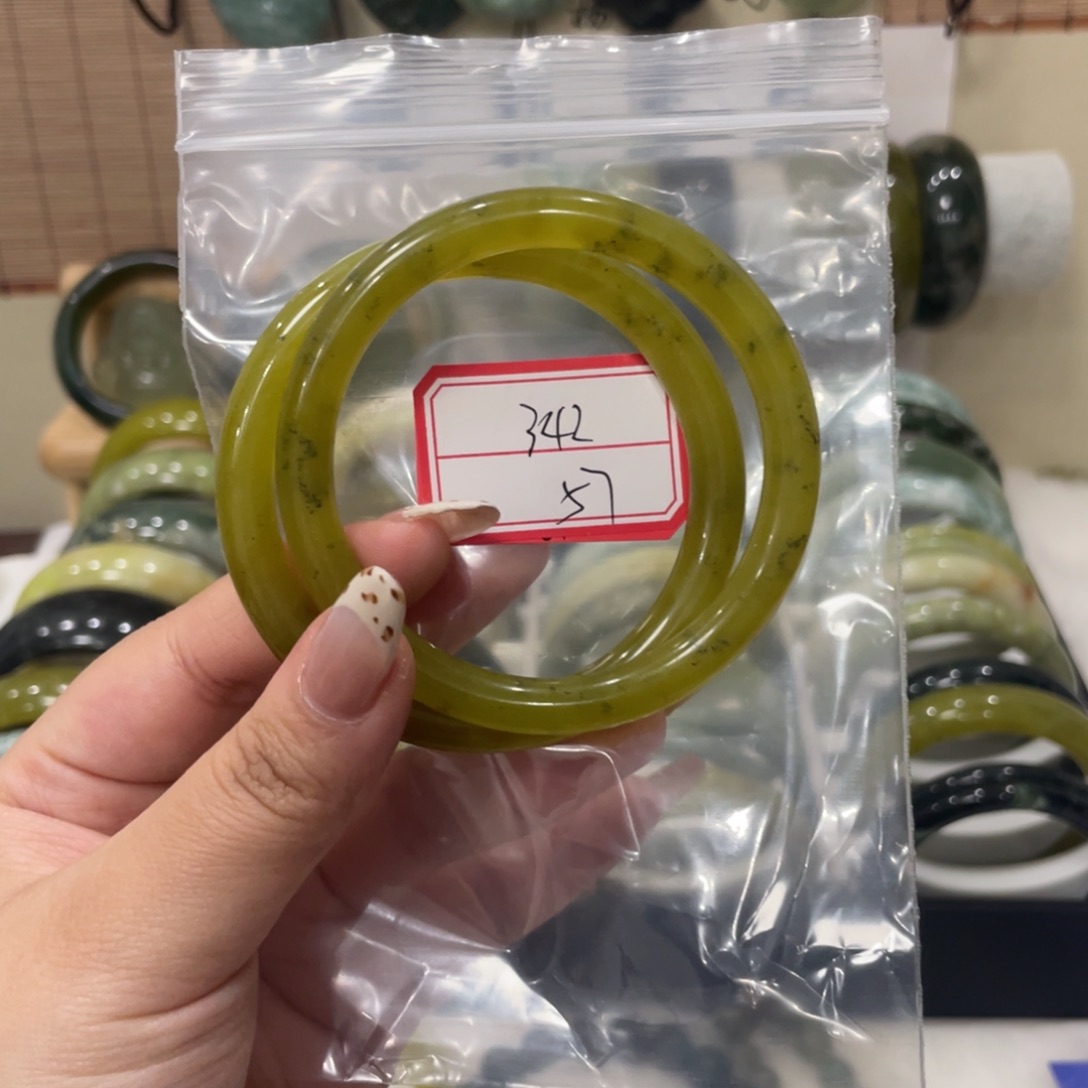 蛇纹石玉手镯未镶嵌
