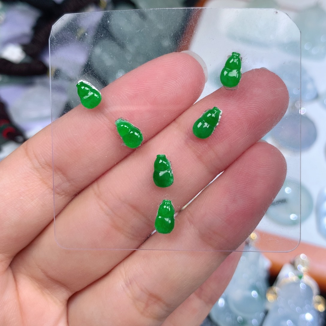 翡翠未镶嵌颈饰葫芦