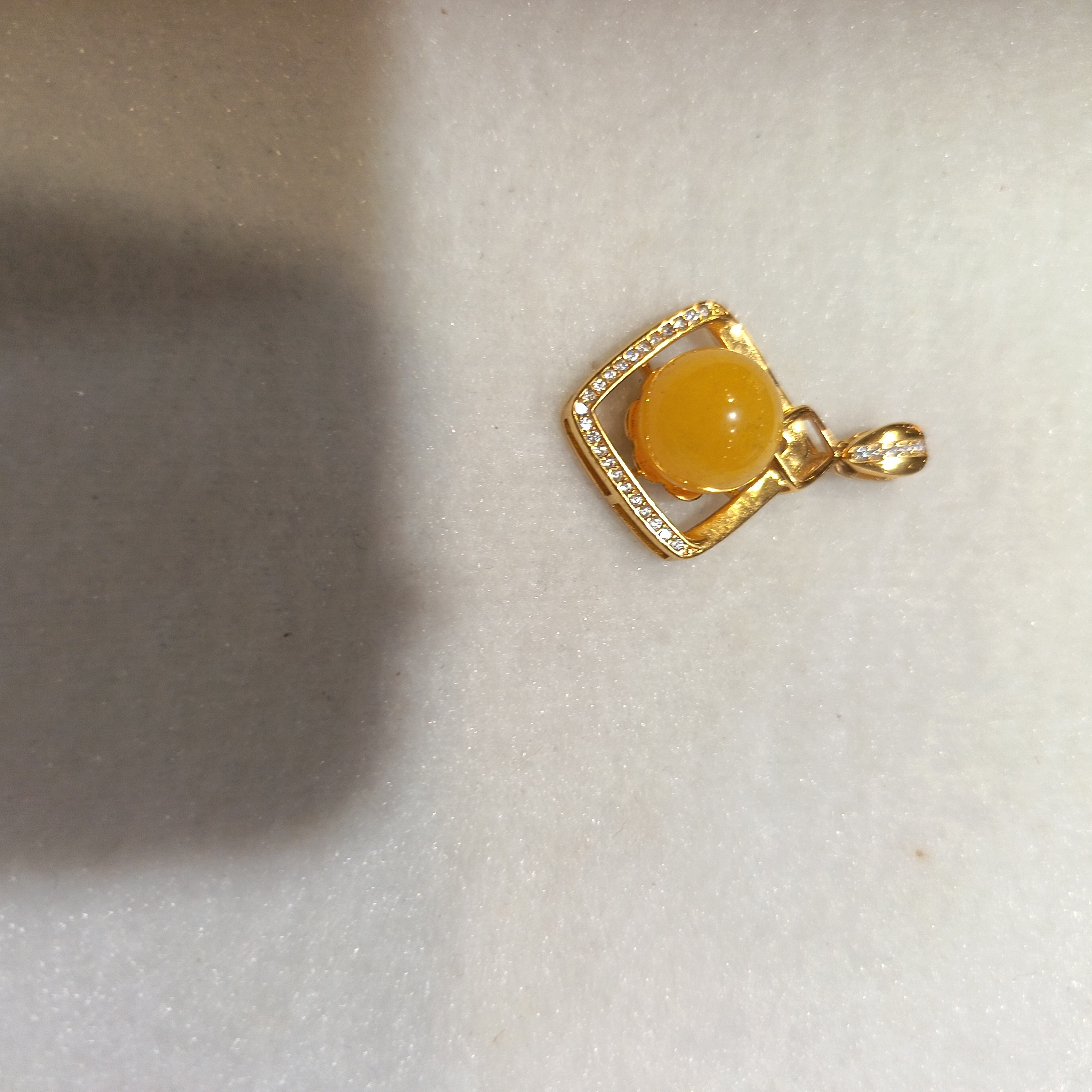 俄罗斯老矿鸡油黄蜜蜡吊坠，蛋面直经径10.5mm，大气时尚。
