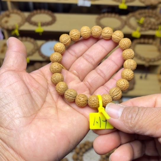 晓***亮木质野生桃核手串