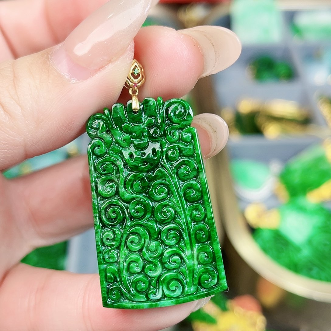 翡翠颈饰18K金镶嵌吊坠