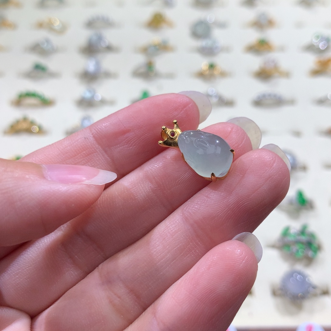 翡翠18K金镶嵌颈饰翡翠