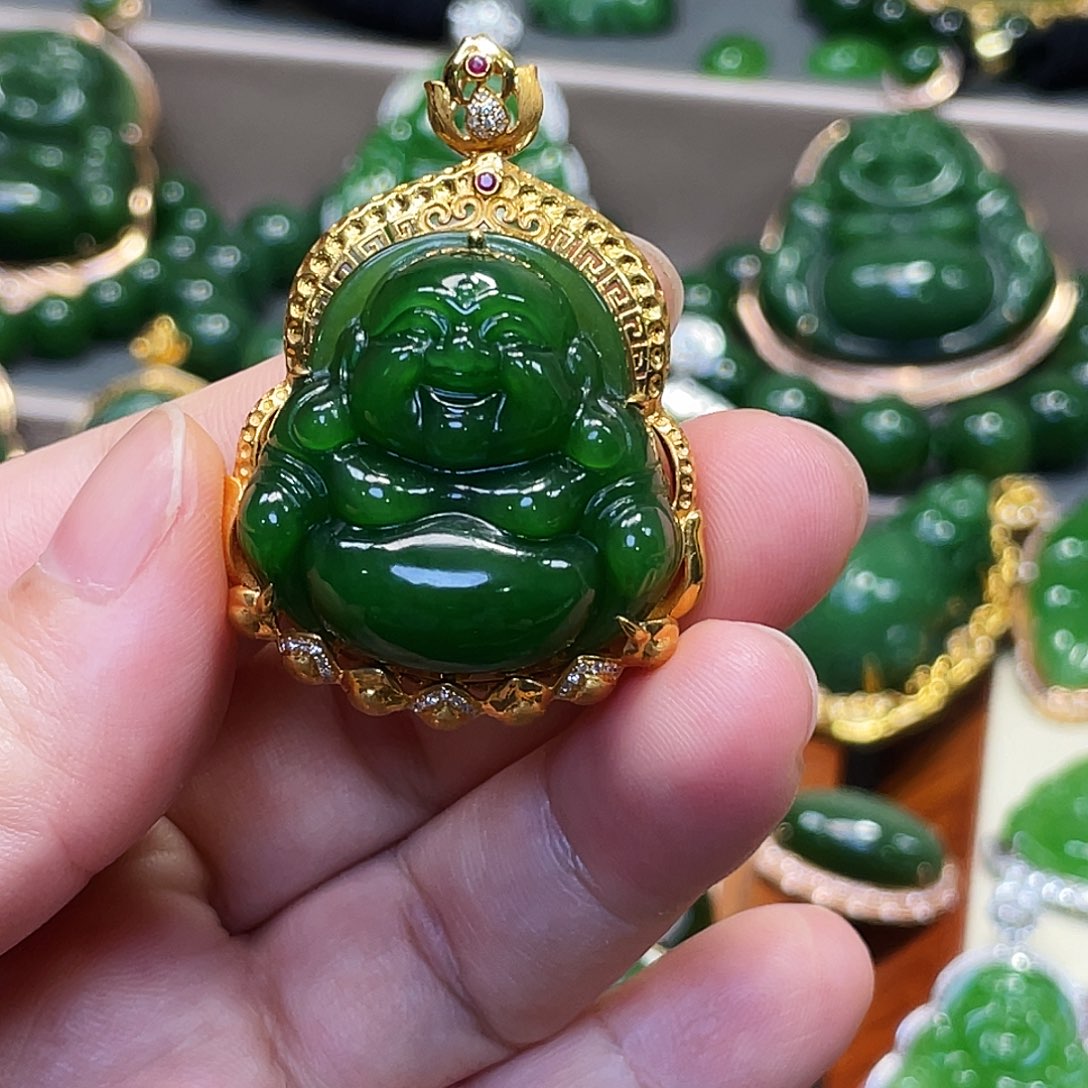 和田玉（碧玉）颈饰18K金镶嵌辣绿佛公30