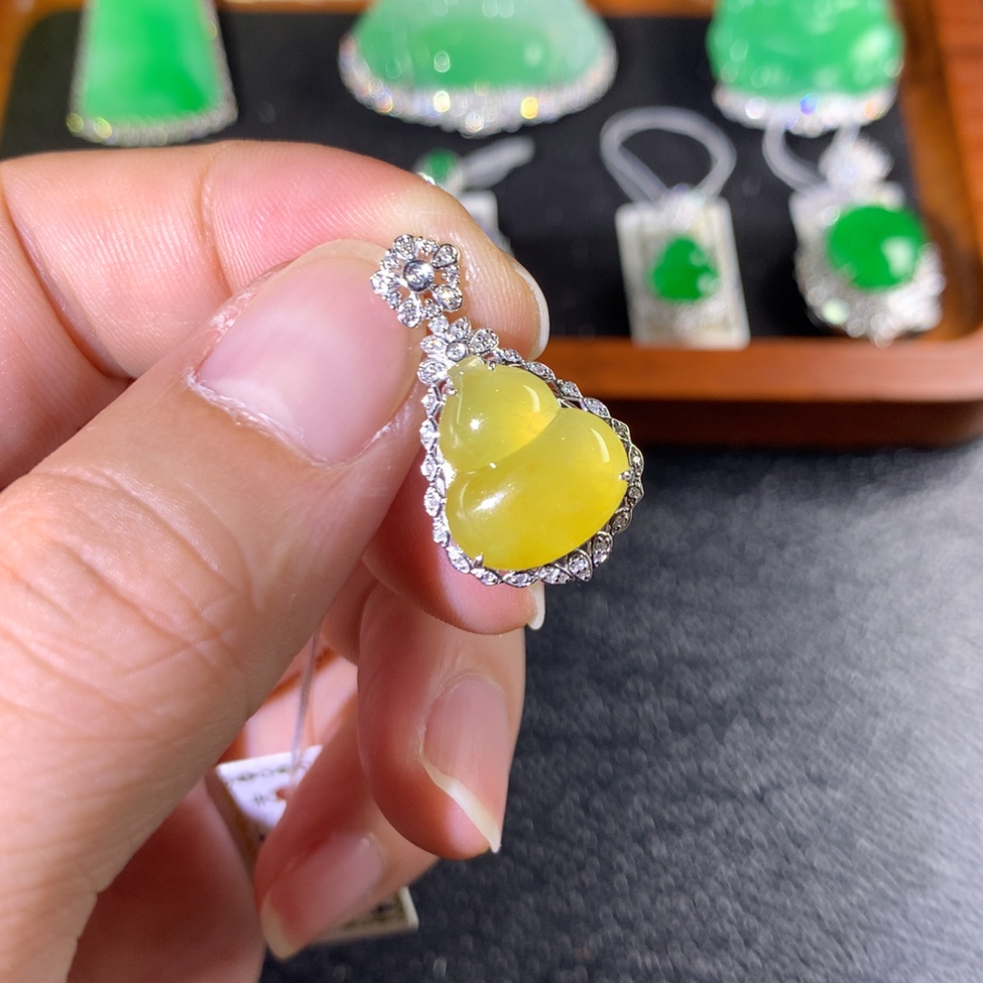 翡翠18K金镶嵌颈饰翡翠