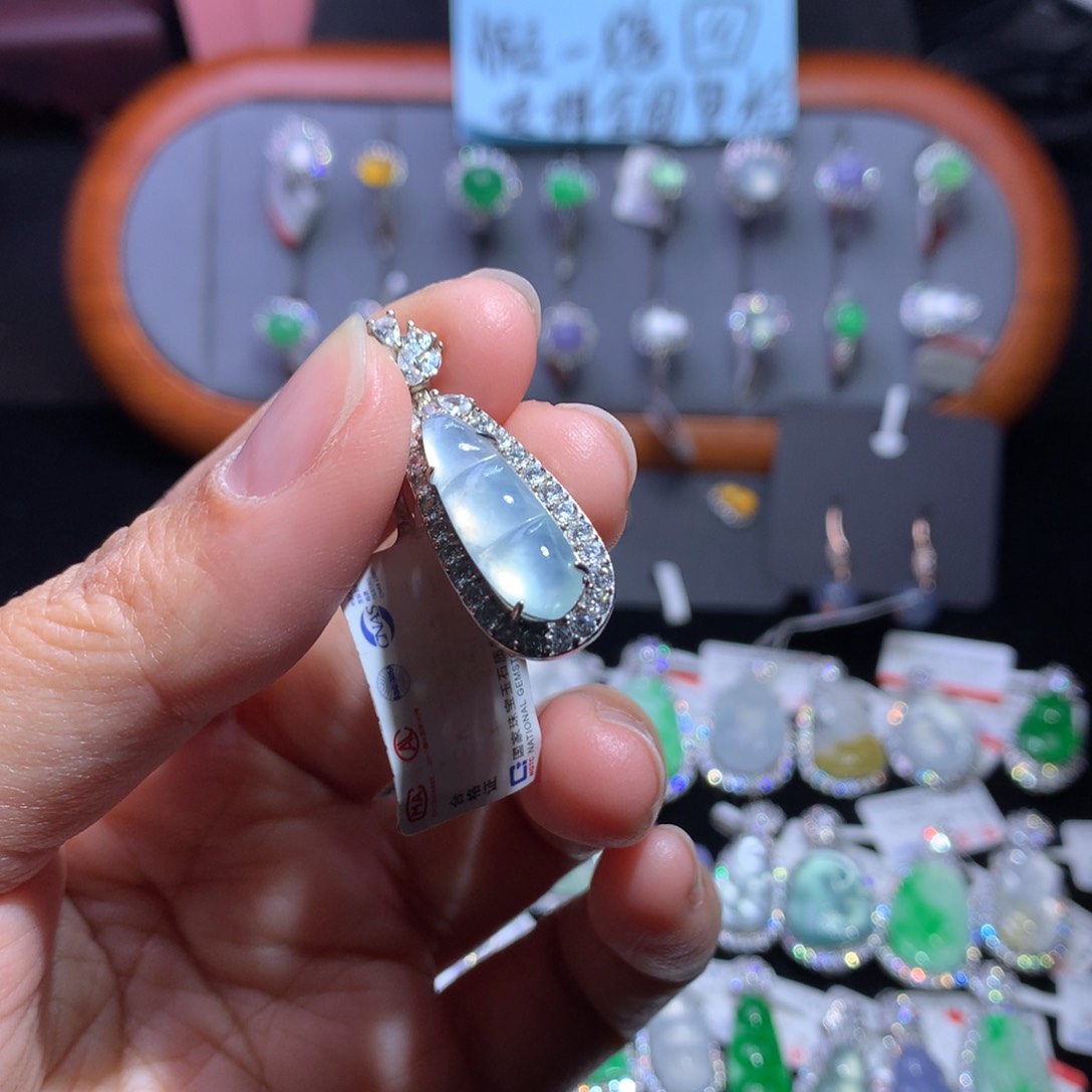 翡翠颈饰银S925镶嵌天然翡翠A货缅料高冰福豆吊坠