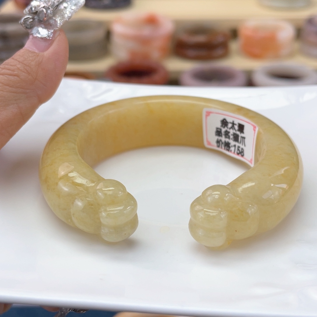 欣****石英岩玉手镯未镶嵌